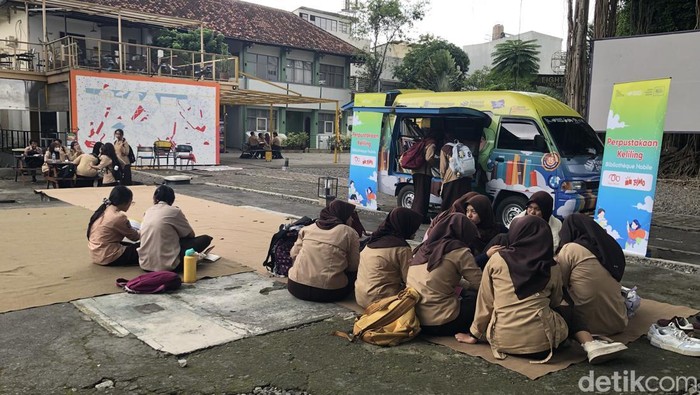 Suasana para pelajar asyik membaca di perpustakaan keliling BIMO di JNM Block Jogja, Jumat (24/10/2025). Suasana para pelajar asyik membaca di perpustakaan keliling BIMO di JNM Block Jogja, Jumat (24/10/2025).