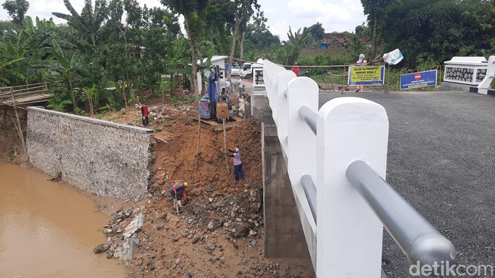 Talud di samping Jembatan Sokopuluhan- Mecon tepatnya Desa Pelemgede Kecamatan Pucakwangi, ambrol, Jumat (24/10/2025)
