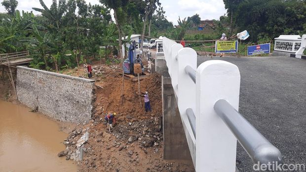 Talud Jembatan di Pati Ambrol Talud di samping Jembatan Sokopuluhan- Mecon tepatnya Desa Pelemgede Kecamatan Pucakwangi, ambrol, Jumat (24/10/2025)