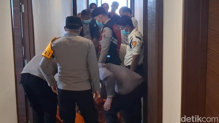 Polisi sata mengevakuasi mayat pria tewas di kamar mandi hotel Lubuklinggau