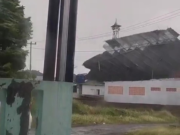 Tangkapan layar kejadian angin puting beliung di perumahan Pondok Mutiara Tangkapan layar kejadian angin puting beliung di perumahan Pondok Mutiara