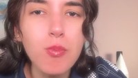 Beauty Influencer berusia 33 tahun ini juga tampak lahap ketika mukbang seafood saus Padang. Tasya menikmati kepiting dan jagung itu bersama nasi putih. Foto: TikTok/@tasyafarasya
