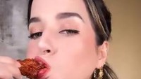 Tasya sempat ingin mencicipi makanan Korea beberapa waktu lalu. Di rumah, ia tampak menikmati sayap ayam berbumbu yangnyeom. Foto: TikTok/@tasyafarasya