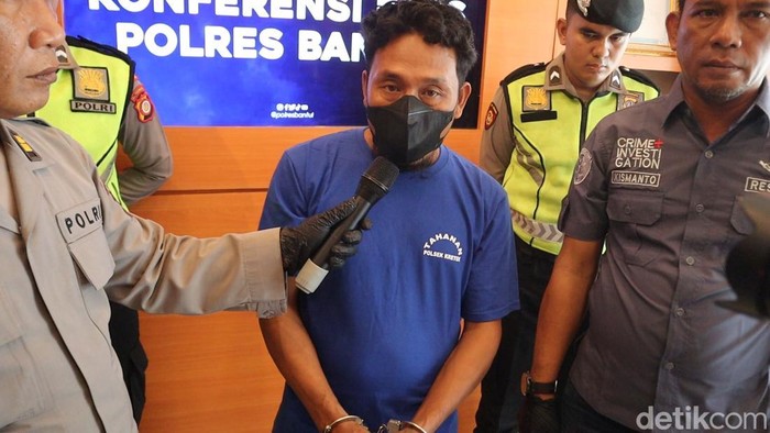Tersangka penusukan pria menggunakan cula ikan pari di kawasan Pantai Depok, Parangtritis, Kretek, Bantul, M (38) alias Ceming saat memberikan keterangan, Jumat (24/10/2025). Tersangka penusukan pria menggunakan cula ikan pari di kawasan Pantai Depok, Parangtritis, Kretek, Bantul, M (38) alias Ceming saat memberikan keterangan, Jumat (24/10/2025).