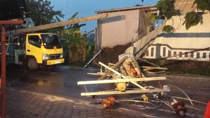 Tiang PLN di Jalan Prambanan Klaten Ambruk, Listrik Padam