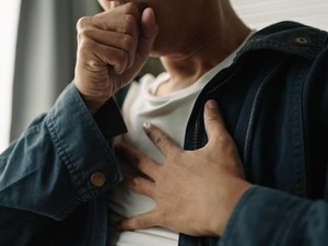 Benarkah Minum Es Picu Batuk?