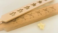 Untuk menjaga tradisi, pengrajin di Shichijo Kanshundo bahkan membuat cetakan kayu berbentuk Pikachu. Semua koleksi ini dijual online dengan harga mulai dari 1.728 hingga 2.916 yen (Rp 188.000 - Rp 317.000).  Foto: Shichijo Kanshundo Untuk menjaga tradisi, pengrajin di Shichijo Kanshundo bahkan membuat cetakan kayu berbentuk Pikachu. Semua koleksi ini dijual online dengan harga mulai dari 1.728 hingga 2.916 yen (Rp 188.000 - Rp 317.000).  Foto: Shichijo Kanshundo