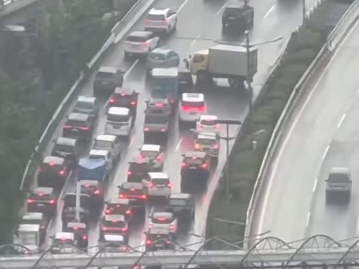 Truk boks mogok melintang di Tol Dalkot (dok.Ditlantas Polda Metro Jaya)