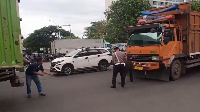 Truk Mogok di Lampu Merah Kawasan Kelapa Gading, Lalin Tersendat