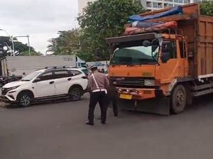 Truk Mogok di Lampu Merah Kawasan Kelapa Gading, Lalin Tersendat