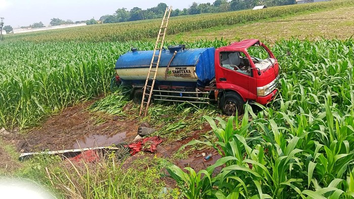 Truk tangki bermuatan pupuk cair terguling di area persawahan Desa Pesisir, Kecamatan Sumberasih, Probolinggo