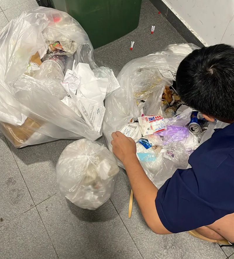 Turis cari uang yang hilang di tempat sampah Turis cari uang yang hilang di tempat sampah