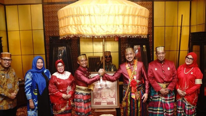 Wakil Menteri Kebudayaan Republik Indonesia, Giring Ganesha Djumaryo dianugerahi gelar adat oleh Dewan Adat bersama Pemkab Bone. Agung Pramono/detikSulsel. Wakil Menteri Kebudayaan Republik Indonesia, Giring Ganesha Djumaryo dianugerahi gelar adat oleh Dewan Adat bersama Pemkab Bone. Agung Pramono/detikSulsel.