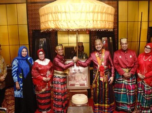 Wamen Kebudayaan RI Dianugerahi Gelar Adat Bugis Bone I Sumange Daeng Marowa