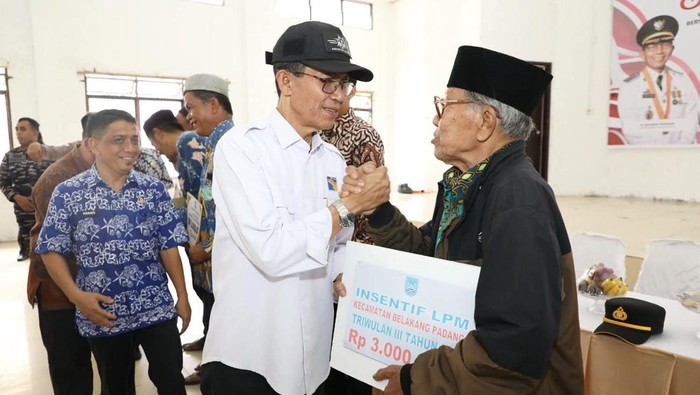 Wali Kota Batam, Amsakar bersilaturahmi dengan masyarakat Kecamatan Belakang Padang. (Foto: Dok Diskominfo Kota Batam).