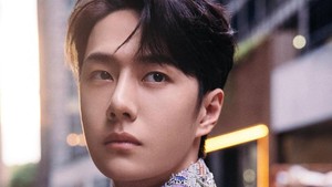 Wang Yibo hadir dengan aura dingin yang misterius tapi bikin penasaran. Foto: Wang Yibo/ Foto: Instagram @yibo.w_85