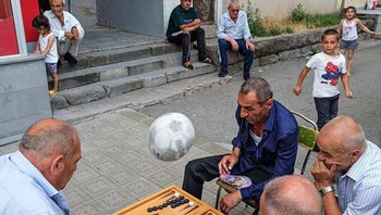 Siapa yang akan terkena bola ini? Foto: Bored Panda