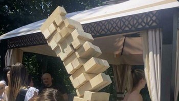 Mba run mba, nanti kepalamu tertimpa tumpukan kayunya. Foto: Bored Panda