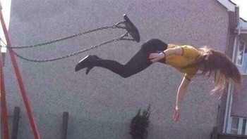 Mungkin perempuan satu ini yakin dirinya punya kekuatan terbang. Foto: Bored Panda