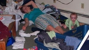 Tidur menjadi aktivitas paling didambakan sang ibu. Foto: Bored Panda