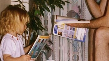 Momen saat si kecil sedang toilet traning. Ayahnya terlihat pasrah. Foto: Bored Panda