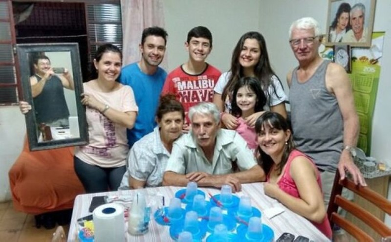 Jika kalian butuh ide foto keluarga yang nyeleneh, mungkin bisa pilih dari daftar berikut. Siapa tau foto keluarga kalian jadi ikonik juga di internet.