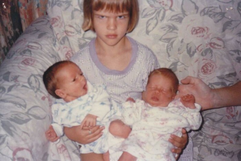 Jika kalian butuh ide foto keluarga yang nyeleneh, mungkin bisa pilih dari daftar berikut. Siapa tau foto keluarga kalian jadi ikonik juga di internet.