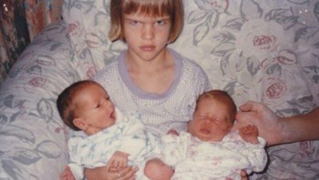 Pasti kakaknya dipaksa. Foto: Bored Panda