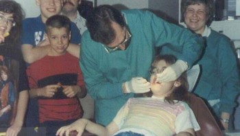 Kepikiran gitu ya, saat lagi ke dokter gigi malah dijadikan momen untuk foto keluarga. Foto: Bored Panda