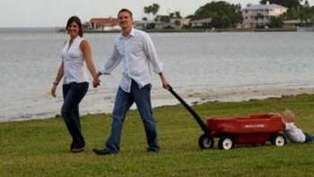 Awalnya tidak terliha aneh, tapi saat fokus ke arah kanan, lho ada si bocil. Foto: Bored Panda