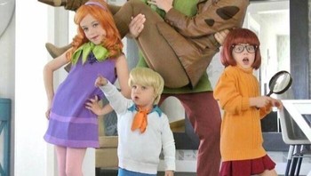 Bisa jadi ide foto keluarga nih. Referensinya dari film-film populer. Foto: Bored Panda