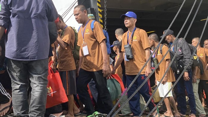 139 PMI yang dideportasi dari Malaysia tiba di Pelabuhan Parepare.