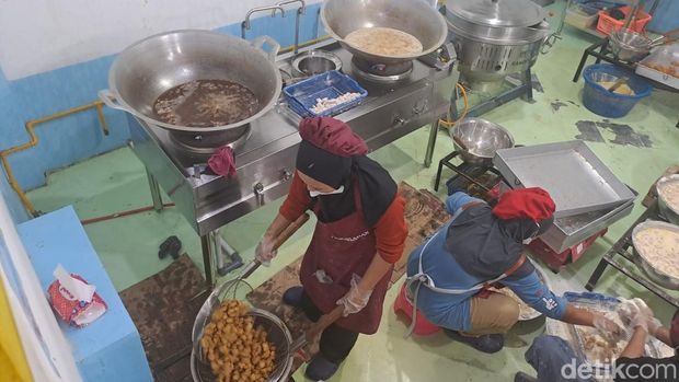 Aktivitas memasak di dapur MBG Prabumulih Timur yang menggunakan jargas sebagai sumber apinya. Aktivitas memasak di dapur MBG Prabumulih Timur yang menggunakan jargas sebagai sumber apinya.