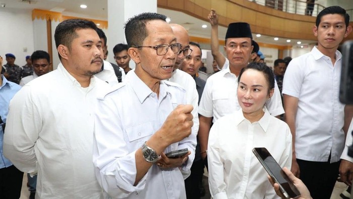 Amsakar dan Li Claudia saat memberikan keterangan. (Foto: Diskominfo Kota Batam) Amsakar dan Li Claudia saat memberikan keterangan. (Foto: Diskominfo Kota Batam)