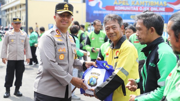 Apel Ojol Kamtibmas di Polres Kediri: Kolaborasi Nyata Polri dan Komunitas Ojol Apel Ojol Kamtibmas di Polres Kediri: Kolaborasi Nyata Polri dan Komunitas Ojol