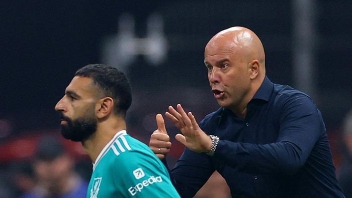 Soccer Football - UEFA Champions League - Galatasaray v Liverpool - Rams Park, Istanbul, Turkey - September 30, 2025 Liverpool manager Arne Slot prepares to substitute on Liverpools Mohamed Salah REUTERS/Murad Sezer