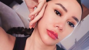 Aura Kasih menegaskan hidungnya tidak pernah dioperasi meski ramai jadi bahan perbincangan. Foto: dok Instagram aurakasih
