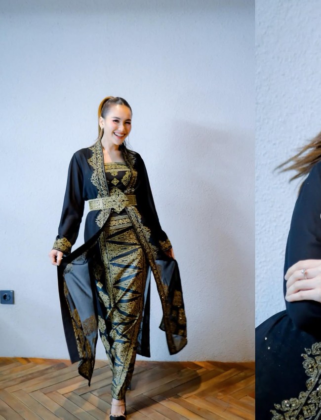 Ayu tampil memukau kenakan kebaya hitam rancangan Ghea Fashion Studio. Kebaya modern tersebut dilengkapi detail brokat emas yang menyebar di seluruh bagian. Sentuhan warna emas memberi kesan mewah dan elegan tanpa membuat tampilannya terkesan berlebihan. Foto: Instagram/@ayutingting92