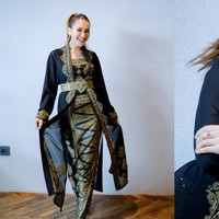 Ayu tampil memukau kenakan kebaya hitam rancangan Ghea Fashion Studio. Kebaya modern tersebut dilengkapi detail brokat emas yang menyebar di seluruh bagian. Sentuhan warna emas memberi kesan mewah dan elegan tanpa membuat tampilannya terkesan berlebihan. Foto: Instagram/@ayutingting92