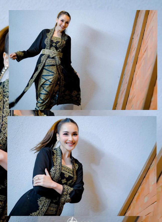 Kebaya yang dikenakan Ayu memiliki potongan panjang dan belahan depan, menciptakan kesan modern pada busana tradisional. Siluetnya yang ramping membuat Ayu terlihat lebih jenjang dan menawan. Foto: Instagram/@ayutingting92