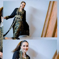 Kebaya yang dikenakan Ayu memiliki potongan panjang dan belahan depan, menciptakan kesan modern pada busana tradisional. Siluetnya yang ramping membuat Ayu terlihat lebih jenjang dan menawan. Foto: Instagram/@ayutingting92
