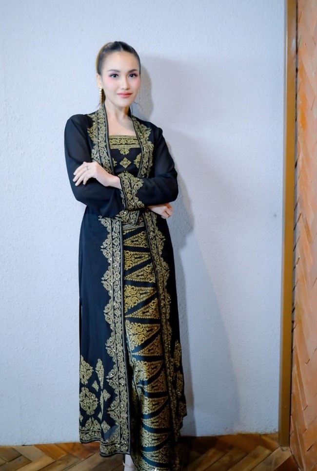 Untuk melengkapi kebayanya, Ayu memadukannya dengan kain batik berwarna senada. Perpaduan dua motif tersebut membuat penampilan Ayu semakin elegan dan memukau. Foto: Instagram/@ayutingting92