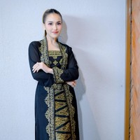 Untuk melengkapi kebayanya, Ayu memadukannya dengan kain batik berwarna senada. Perpaduan dua motif tersebut membuat penampilan Ayu semakin elegan dan memukau. Foto: Instagram/@ayutingting92