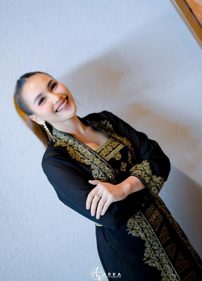 Makeup Ayu terlihat natural dengan sentuhan blush pink dan lipstik pink nude. Riasan matanya lembut namun tetap menonjolkan sorot mata yang tajam, memberi kesan anggun dan segar. Foto: Instagram/@ayutingting92