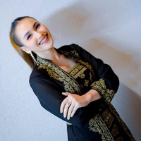 Makeup Ayu terlihat natural dengan sentuhan blush pink dan lipstik pink nude. Riasan matanya lembut namun tetap menonjolkan sorot mata yang tajam, memberi kesan anggun dan segar. Foto: Instagram/@ayutingting92