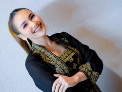 7 Potret Ayu Ting Ting Tampil Anggun Kenakan Kebaya Modern, Cantik Mempesona