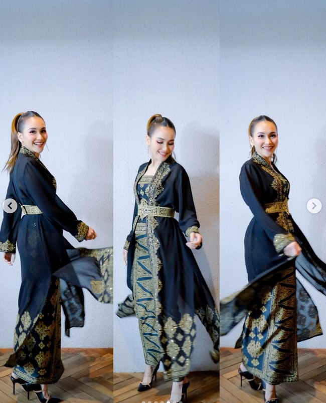 Rambutnya ditata dengan gaya sleek ponytail yang membuat wajah Ayu tampak lebih tegas. Aksesorinya tampak minimalis dengan sepasang anting panjang berwarna emas. Foto: Instagram/@ayutingting92