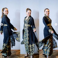 Rambutnya ditata dengan gaya sleek ponytail yang membuat wajah Ayu tampak lebih tegas. Aksesorinya tampak minimalis dengan sepasang anting panjang berwarna emas. Foto: Instagram/@ayutingting92