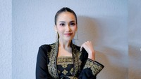 Lha, memang sudah tugas gue sebagai anak dan guenya ikhlas. Kenapa? Lu ada masalah apa? kata Ayu Ting Ting di Channel YouTube Comic 8 Revolution, dilihat detikcom, hari ini. Foto: Instagram/@ayutingting92