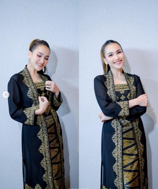 Cantik memukau, penampilannya banjir pujian netizen. MashaAllah Ibu Ayu cantikkkkkkkkkkkk, tulis salah satu netizen. Cantik banget Ayy, tambah netizen lain. Foto: Instagram/@ayutingting92